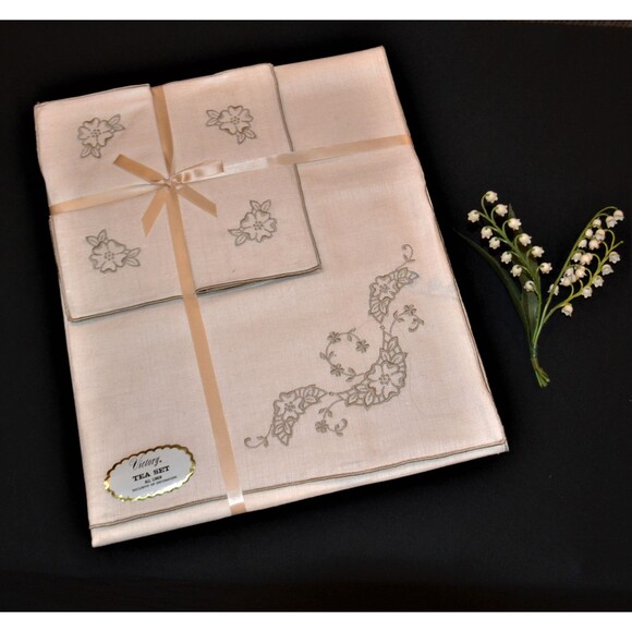 1940s Linen Taupe on Ivory Linens - Picture 1 of 4
